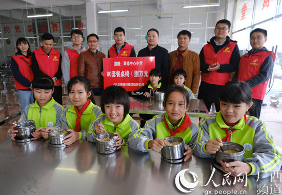 20191226/5e047163c11ed.jpeg 學(xué)生使用捐贈的餐桌椅.jpeg