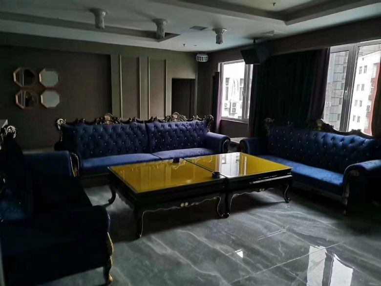 20200829/5f49aece4ee2b.jpg 安裝師傅組裝卡座沙發.jpg