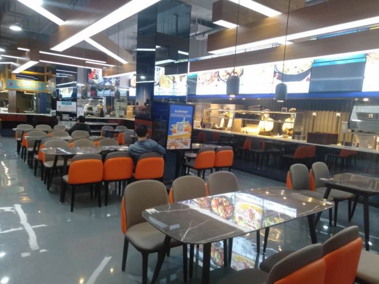 20201127/5fc0784c7e9ba.jpg 西安餐桌椅廠家工人搬運家具.jpg