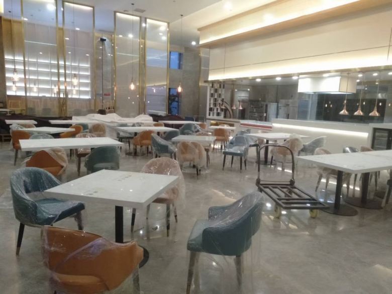 20201204/5fc9a48958ce6.jpg 西安酒店家具廠工人調(diào)試安裝作業(yè).jpg