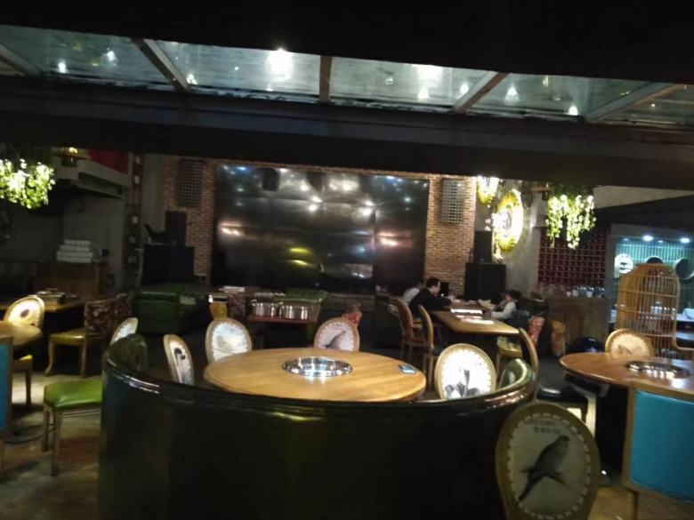 20201208/5fcec9515e846.jpg 工人搬運(yùn)卡座沙發(fā).jpg