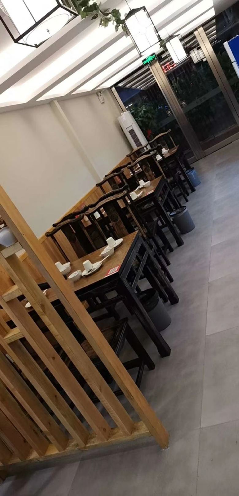 20210225/603793352634d.jpg 餐桌椅項目經(jīng)理與設(shè)計師溝通.jpg