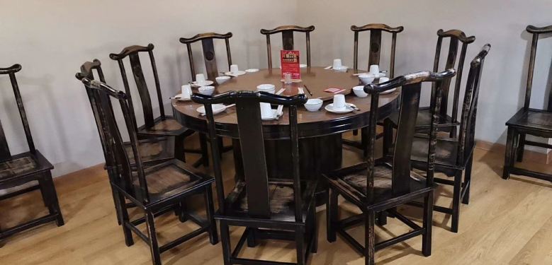 20210225/603793416a14b.jpg 湘聚坊實木餐桌椅安裝現(xiàn)場.jpg