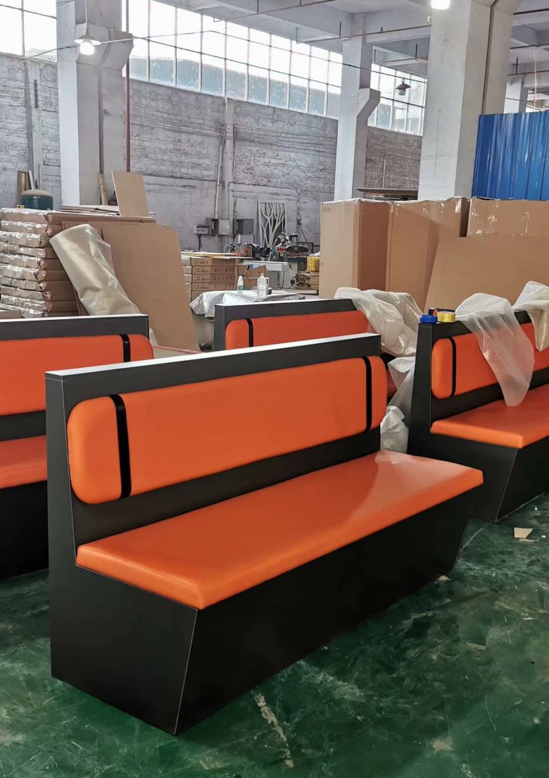 20210315/604eb122545f0.jpg 餐桌椅廠家車間工人在制作卡座沙發.jpg