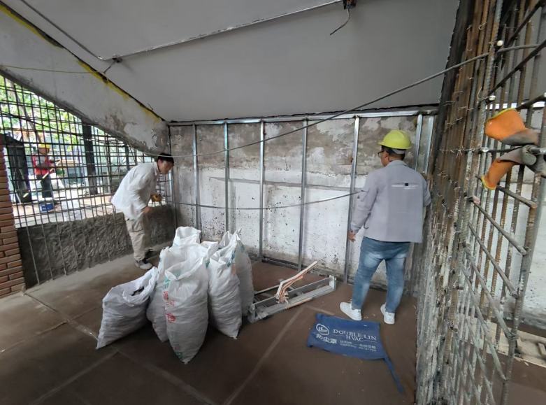 20210424/6083be4306c66.jpg 設計師和項目經理測量餐廳尺寸.jpg