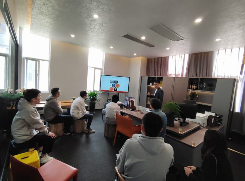 20210512/609b612d51f15.jpg 博菲克家具廠銷售部門深夜開會現場.jpg