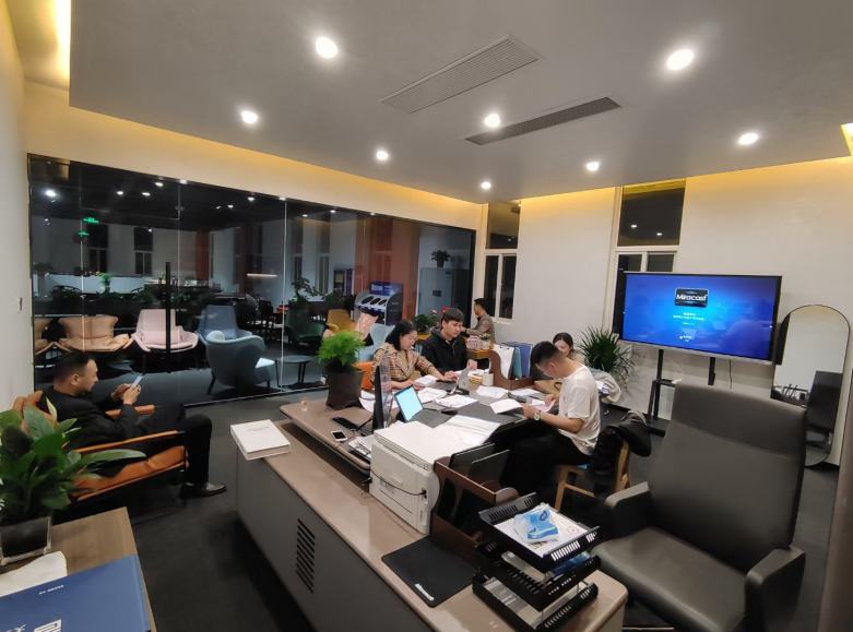 20210512/609b6139a9aa9.jpg 西安博菲克家具廠技術部商討餐桌椅方案.jpg