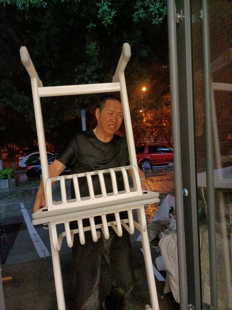 20210518/60a3530ac7266.jpg 安裝部班長雨中給客戶送餐桌.jpg