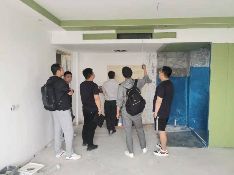 20210524/60ab96ba6b658.jpg 博菲克家具廠設計師在樣板間確認尺寸.jpg