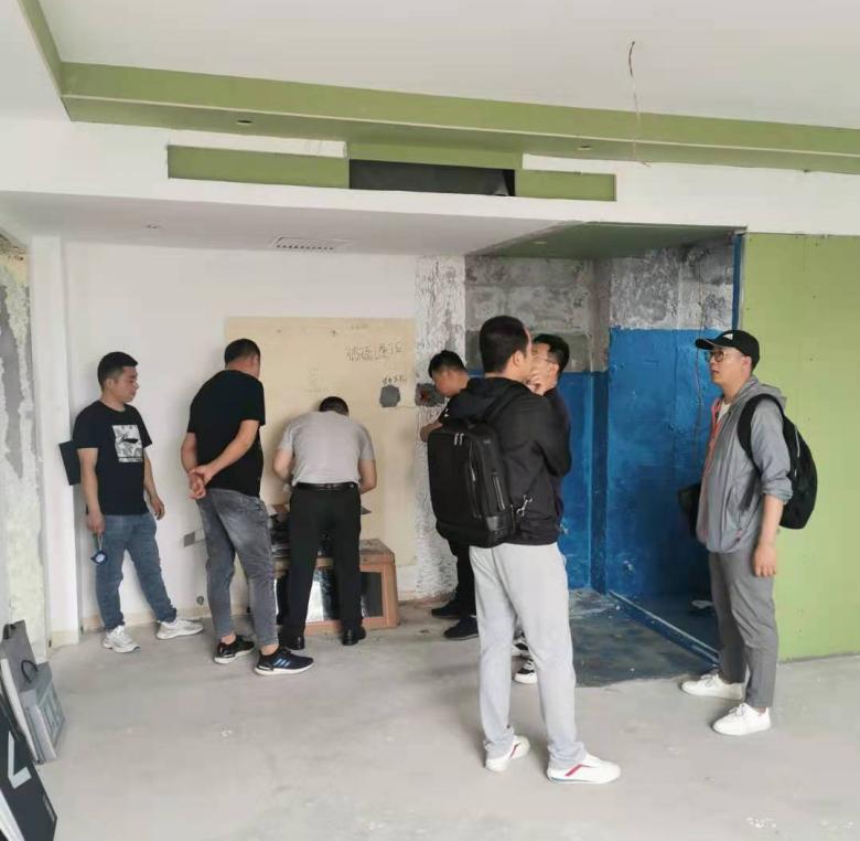 20210524/60ab96c57f23d.jpg 業務經理同酒店負責人溝通.jpg