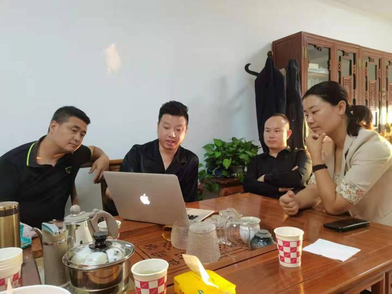 20210924/614d52775f5a6.jpg 西安餐桌椅工廠設計師向郎慕咖啡廳邢總介紹家具方案.jpg