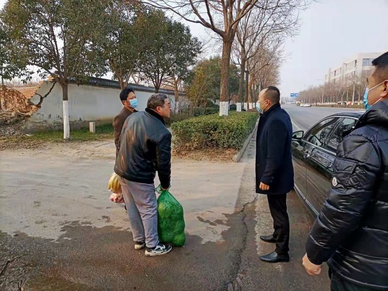 20211226/61c800dd2107f.jpg 博菲克家具廠領導購買生活物資.jpg