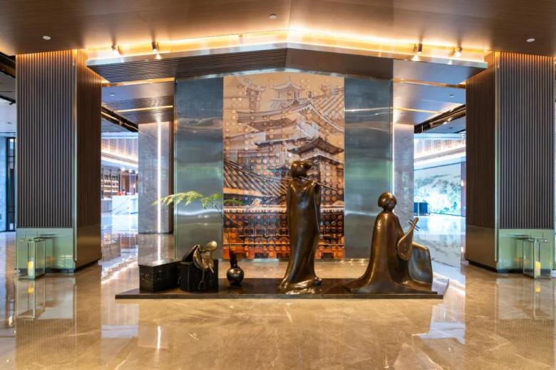 20220116/61e381db6b6c7.jpg 西安曲江希爾頓嘉悅里酒店大堂雕塑.jpg