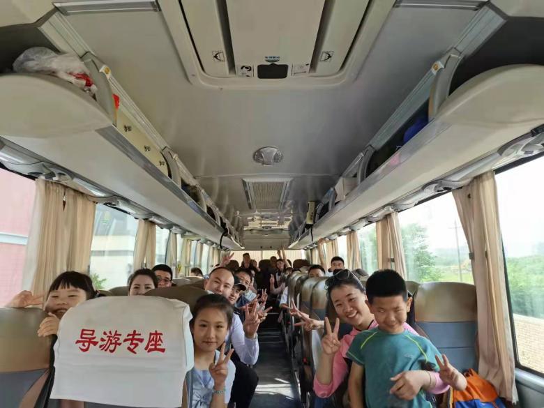 20220524/628ccc1965aa7.jpg 博菲克家人乘坐大巴.jpg