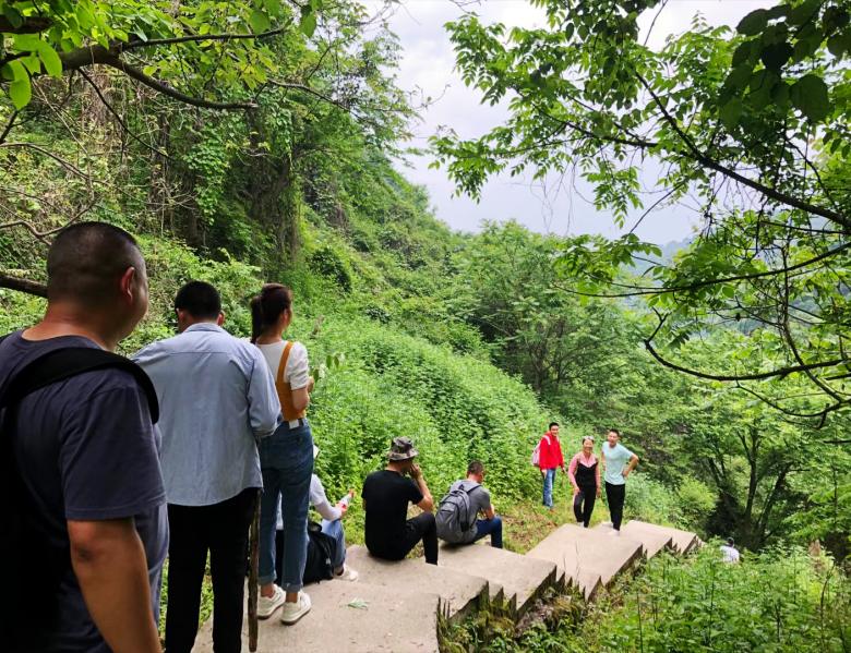 20220524/628ccc3d5ee74.jpg 生產部員工爬山途中休息.jpg