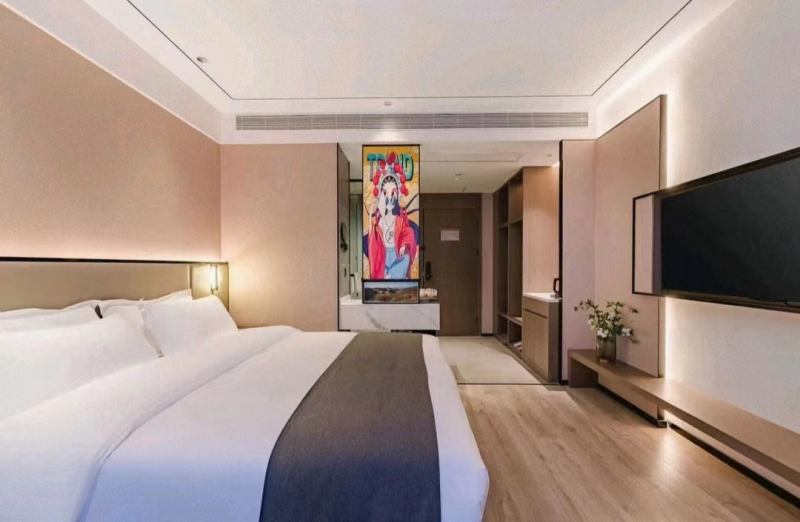 20230405/642ce53f863ac.jpg 酒店家具定制廠家現(xiàn)場擺放大床.jpg