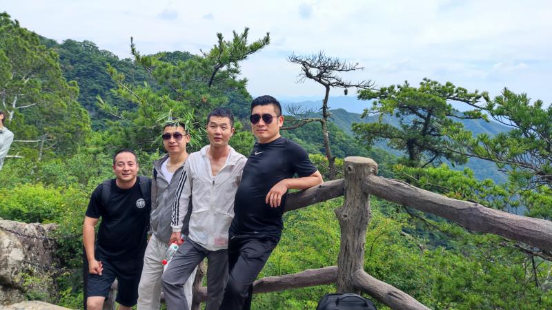 20230626/64992e3ab5684.jpg 銷售部伙伴爬山途中合影拍照.jpg