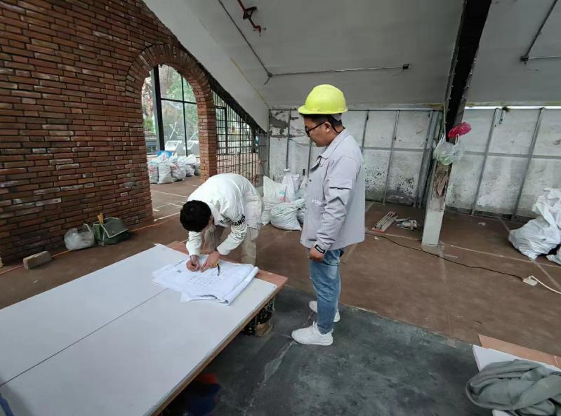 20230909/64fc363952893.jpg 博菲克項目經理與設計師研究圖紙.jpg