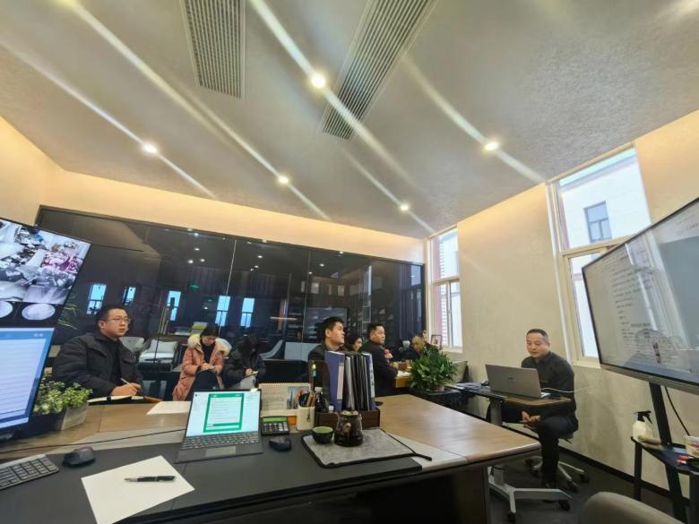 20240228/65de887accf0b.jpg 設(shè)計師為客戶展示博菲克酒店工程案例.jpg